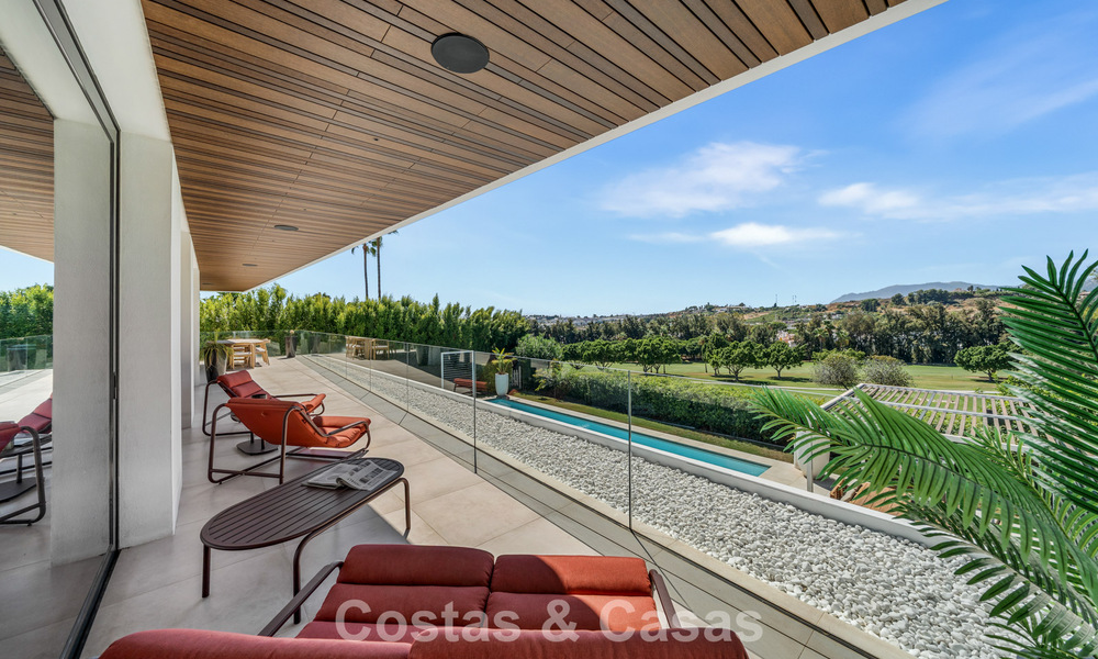Villa contemporánea de 5 dormitorios en primera línea de golf en Nueva Andalucía, Marbella 806813