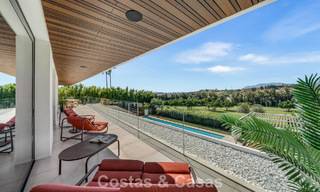 Villa contemporánea de 5 dormitorios en primera línea de golf en Nueva Andalucía, Marbella 806813 