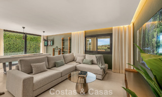 Villa contemporánea de 5 dormitorios en primera línea de golf en Nueva Andalucía, Marbella 806814 