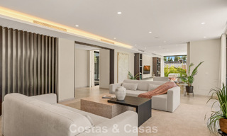 Villa contemporánea de 5 dormitorios en primera línea de golf en Nueva Andalucía, Marbella 806816 
