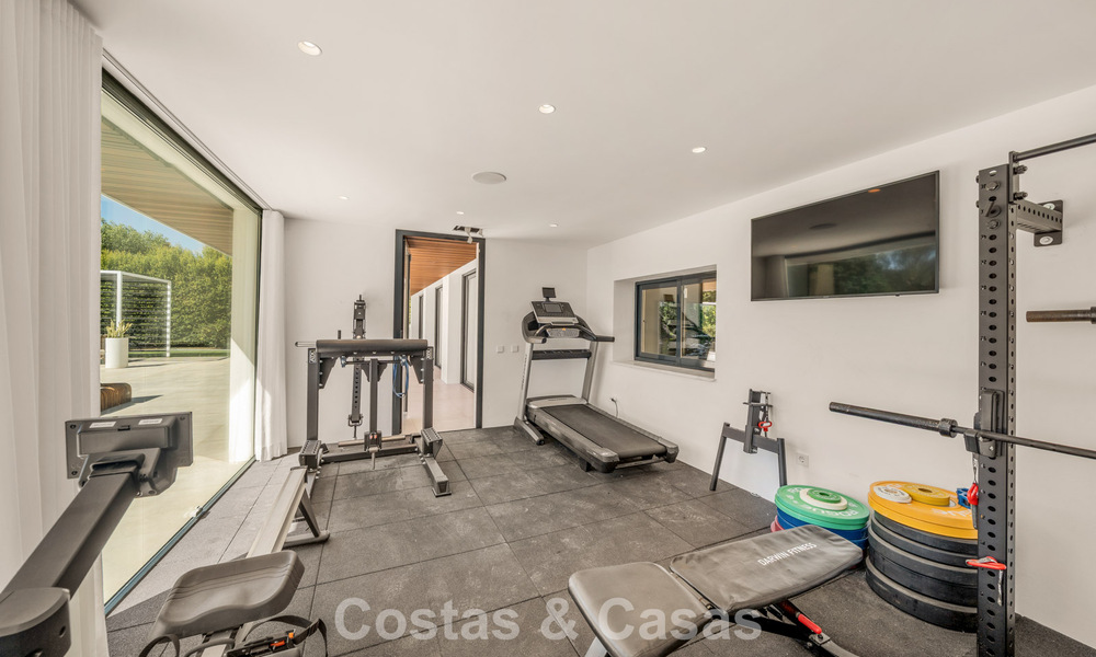 Villa contemporánea de 5 dormitorios en primera línea de golf en Nueva Andalucía, Marbella 806818