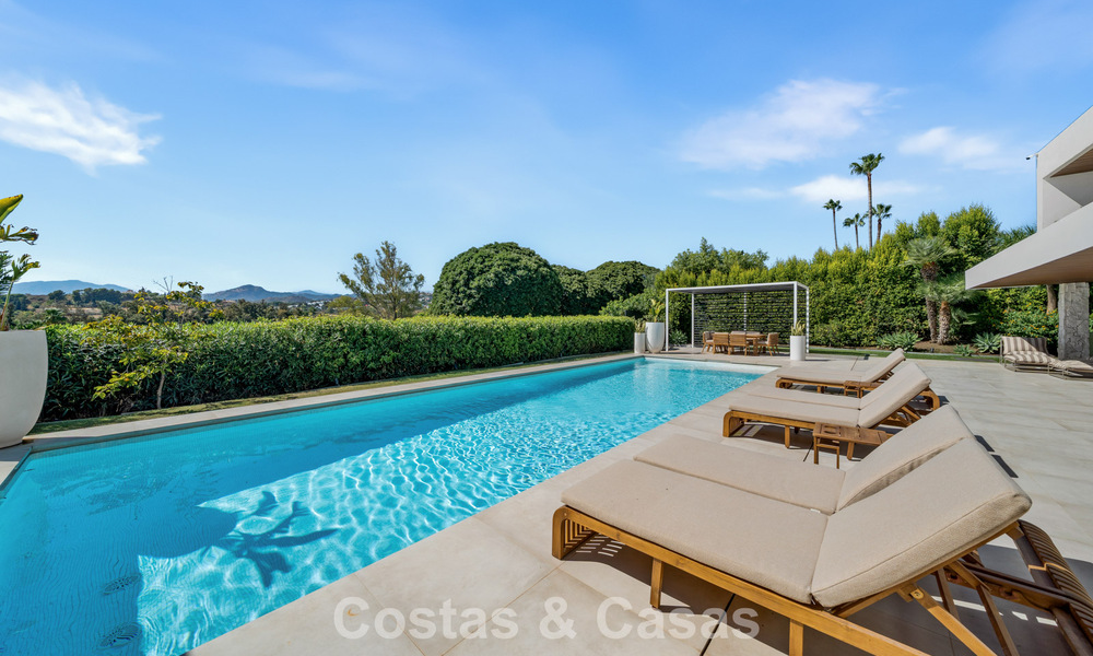 Villa contemporánea de 5 dormitorios en primera línea de golf en Nueva Andalucía, Marbella 806819