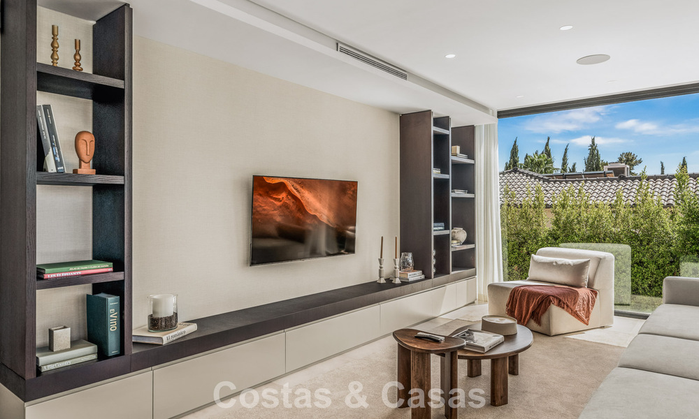 Villa contemporánea de 5 dormitorios en primera línea de golf en Nueva Andalucía, Marbella 806820