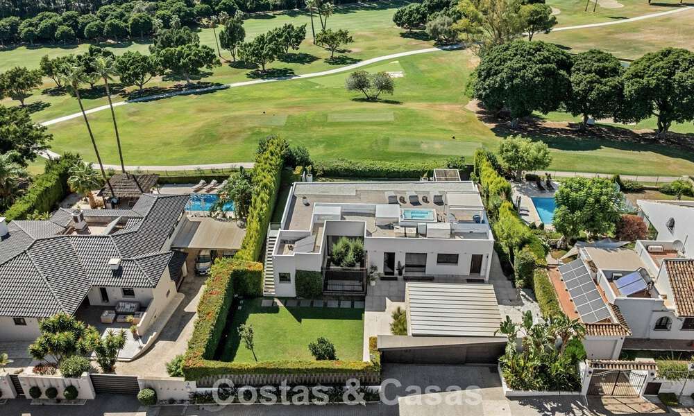 Villa contemporánea de 5 dormitorios en primera línea de golf en Nueva Andalucía, Marbella 806821