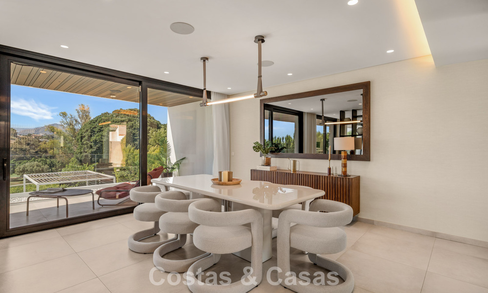 Villa contemporánea de 5 dormitorios en primera línea de golf en Nueva Andalucía, Marbella 806823