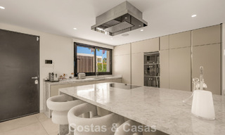 Villa contemporánea de 5 dormitorios en primera línea de golf en Nueva Andalucía, Marbella 806824 