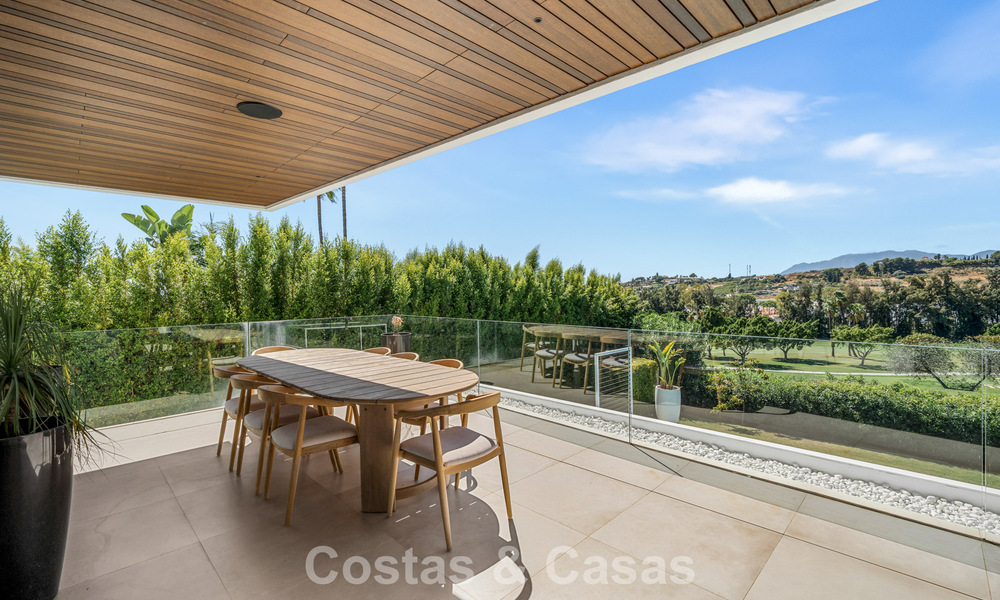 Villa contemporánea de 5 dormitorios en primera línea de golf en Nueva Andalucía, Marbella 806825