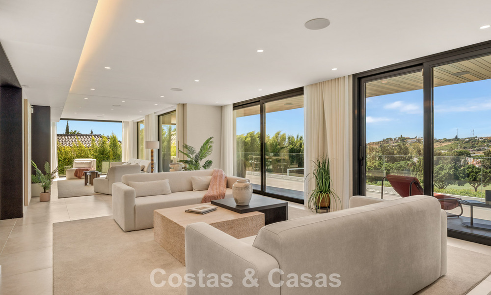 Villa contemporánea de 5 dormitorios en primera línea de golf en Nueva Andalucía, Marbella 806826