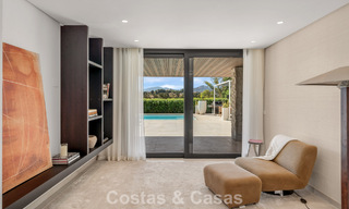 Villa contemporánea de 5 dormitorios en primera línea de golf en Nueva Andalucía, Marbella 806827 