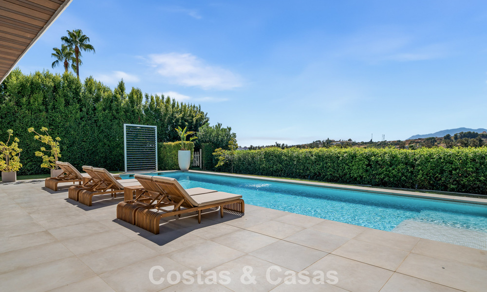 Villa contemporánea de 5 dormitorios en primera línea de golf en Nueva Andalucía, Marbella 806829