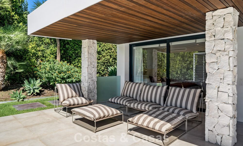 Villa contemporánea de 5 dormitorios en primera línea de golf en Nueva Andalucía, Marbella 806830