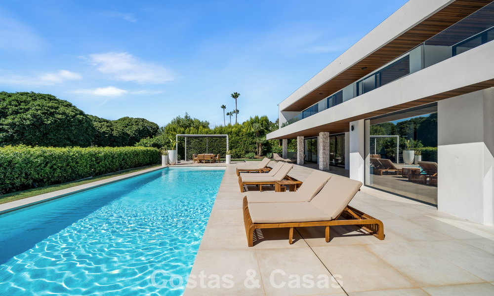Villa contemporánea de 5 dormitorios en primera línea de golf en Nueva Andalucía, Marbella 806831