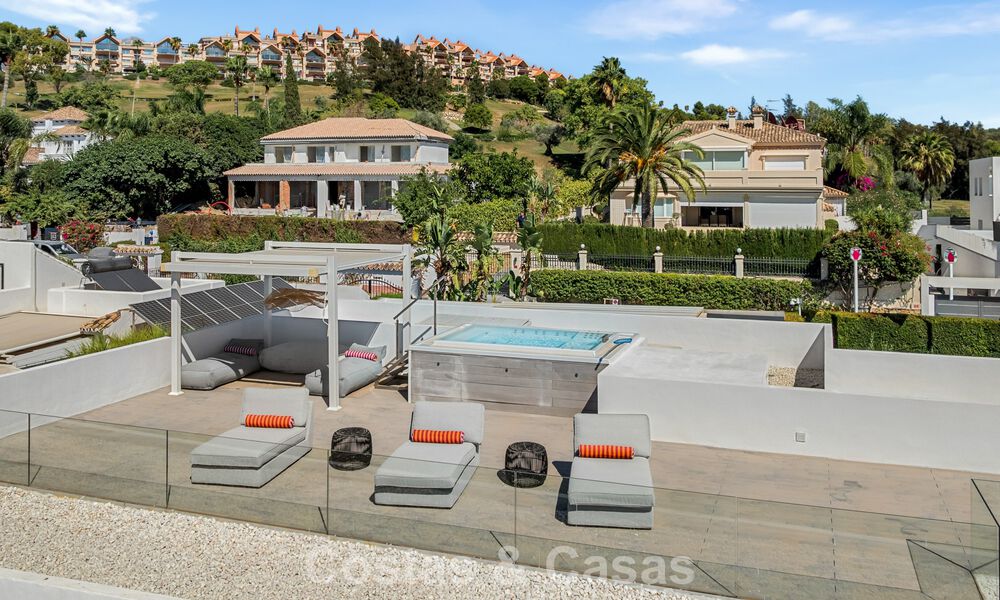 Villa contemporánea de 5 dormitorios en primera línea de golf en Nueva Andalucía, Marbella 806832