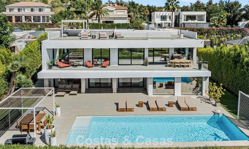 Villa contemporánea de 5 dormitorios en primera línea de golf en Nueva Andalucía, Marbella 806833
