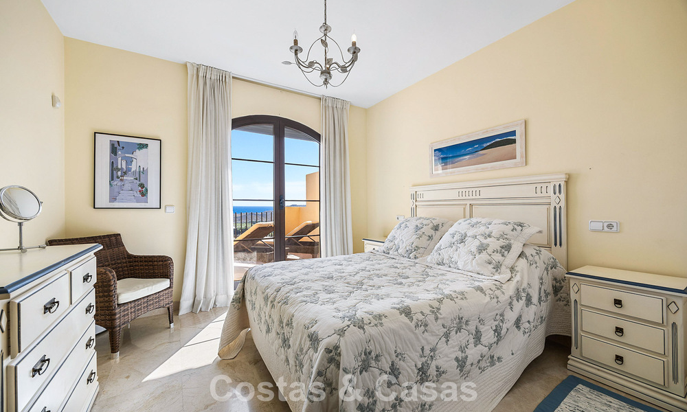 Ático esquinero lleno de luz con vistas de 360° en el resort de golf Los Arqueros, Marbella - Benahavís 806842