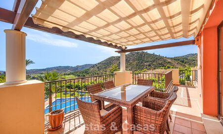 Ático esquinero lleno de luz con vistas de 360° en el resort de golf Los Arqueros, Marbella - Benahavís 806846