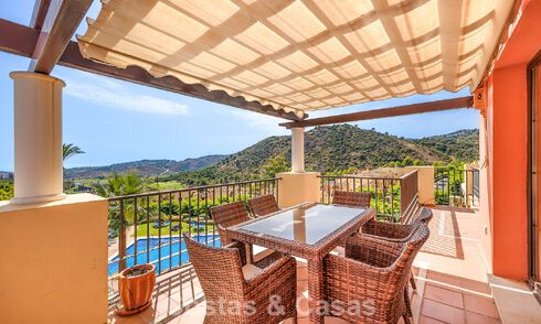 Ático esquinero lleno de luz con vistas de 360° en el resort de golf Los Arqueros, Marbella - Benahavís 806846