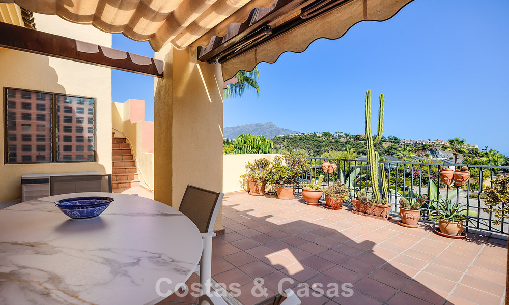 Ático esquinero lleno de luz con vistas de 360° en el resort de golf Los Arqueros, Marbella - Benahavís 806848