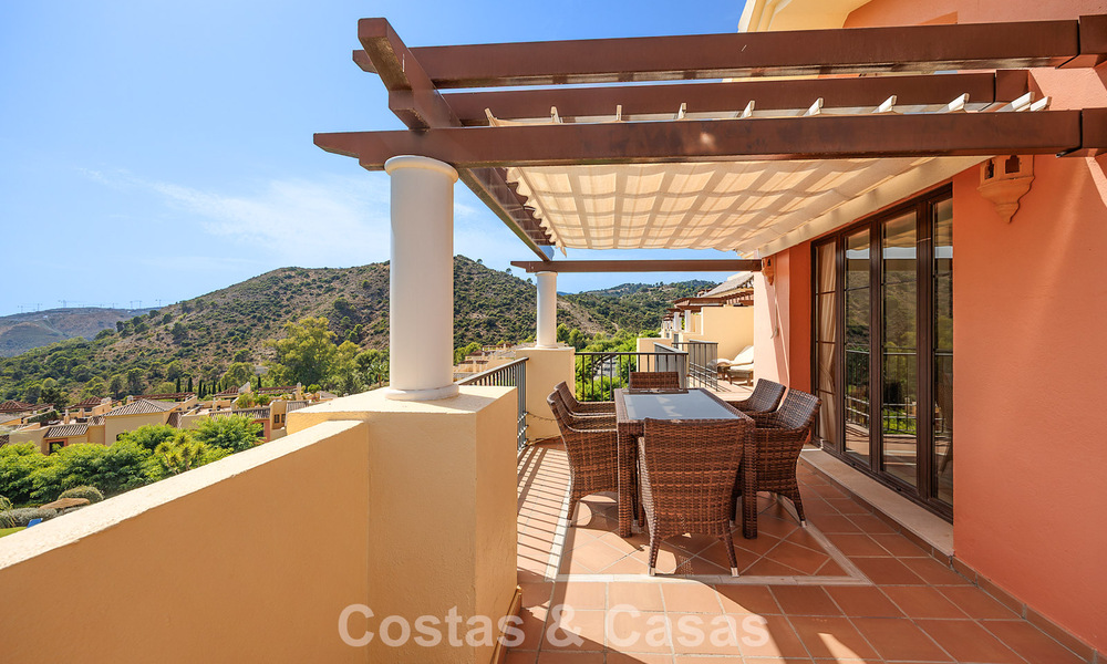 Ático esquinero lleno de luz con vistas de 360° en el resort de golf Los Arqueros, Marbella - Benahavís 806849
