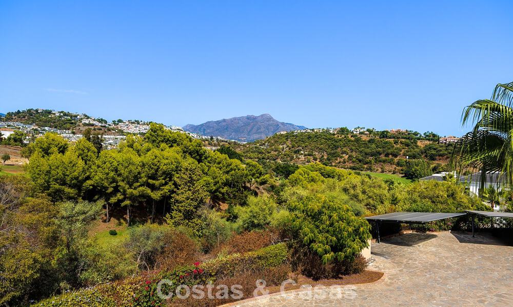 Ático esquinero lleno de luz con vistas de 360° en el resort de golf Los Arqueros, Marbella - Benahavís 806853