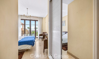 Ático esquinero lleno de luz con vistas de 360° en el resort de golf Los Arqueros, Marbella - Benahavís 806855 