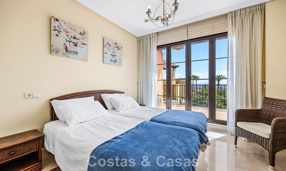Ático esquinero lleno de luz con vistas de 360° en el resort de golf Los Arqueros, Marbella - Benahavís 806856