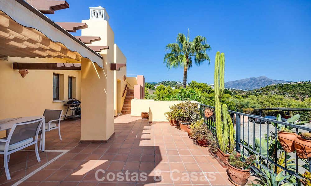 Ático esquinero lleno de luz con vistas de 360° en el resort de golf Los Arqueros, Marbella - Benahavís 806857