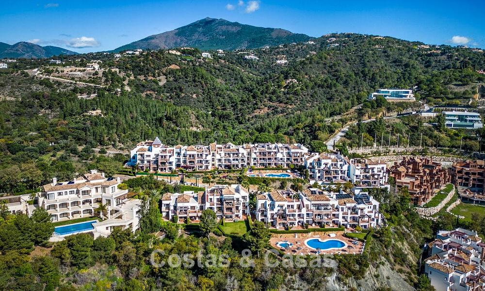 Ático esquinero lleno de luz con vistas de 360° en el resort de golf Los Arqueros, Marbella - Benahavís 806860