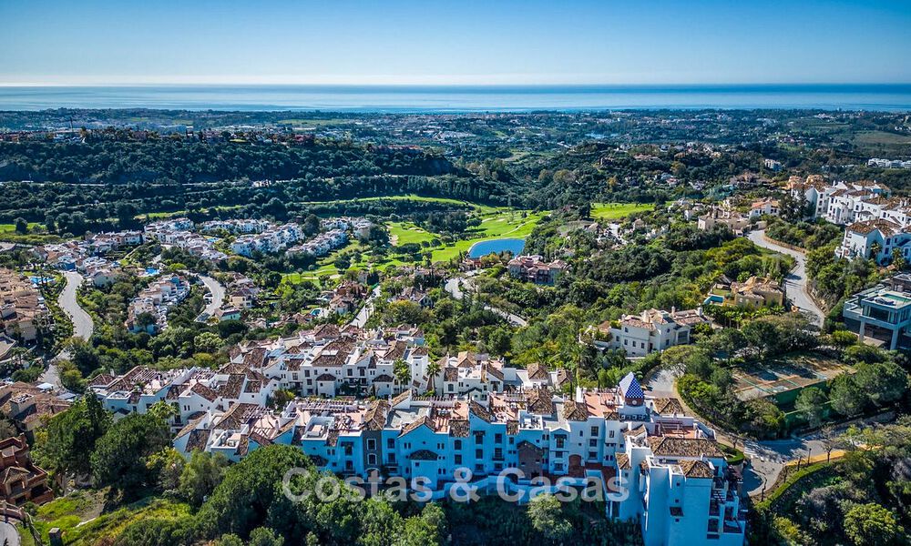Ático esquinero lleno de luz con vistas de 360° en el resort de golf Los Arqueros, Marbella - Benahavís 806861