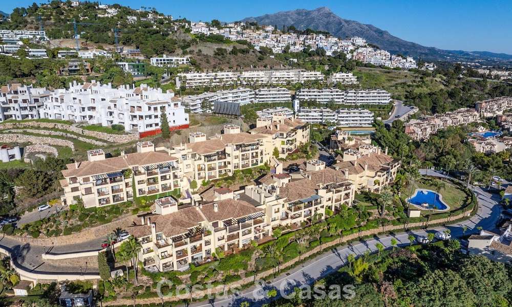Ático esquinero lleno de luz con vistas de 360° en el resort de golf Los Arqueros, Marbella - Benahavís 806862