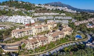 Ático esquinero lleno de luz con vistas de 360° en el resort de golf Los Arqueros, Marbella - Benahavís 806862 