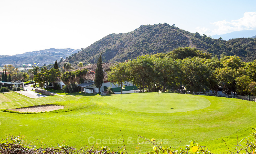 Ático esquinero lleno de luz con vistas de 360° en el resort de golf Los Arqueros, Marbella - Benahavís 806863