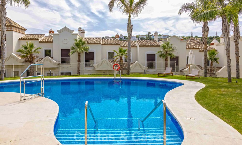 Adosados listos para entrar a vivir con arquitectura mediterránea en primera línea de golf en Estepona 806864