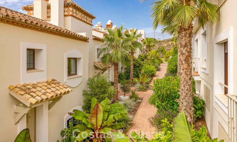 Adosados listos para entrar a vivir con arquitectura mediterránea en primera línea de golf en Estepona 806867