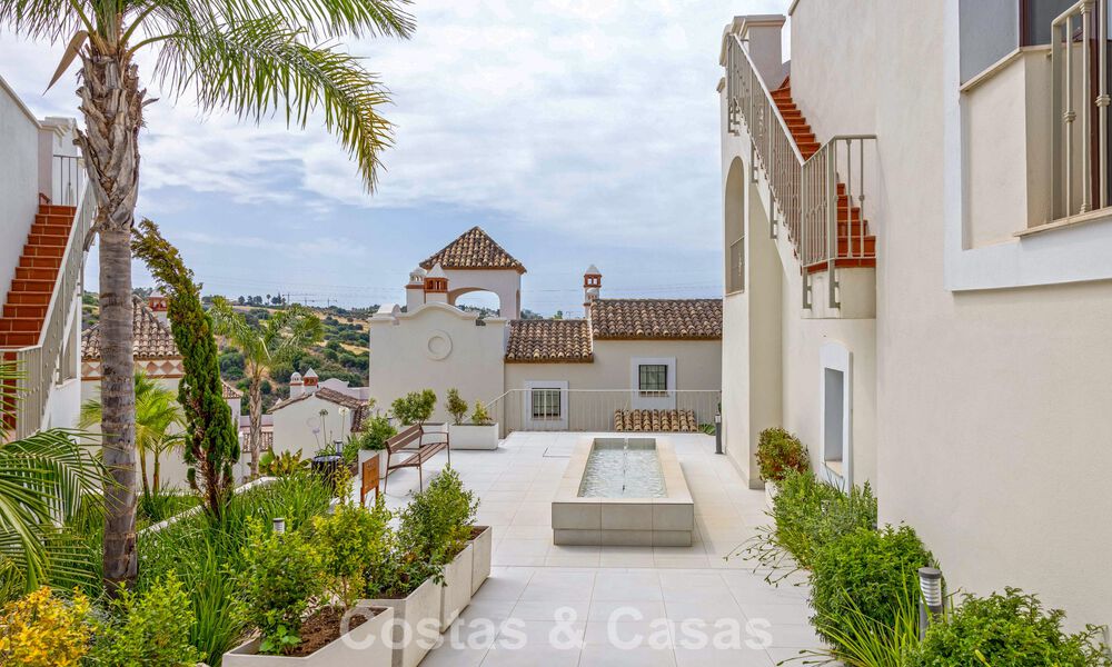 Adosados listos para entrar a vivir con arquitectura mediterránea en primera línea de golf en Estepona 806869