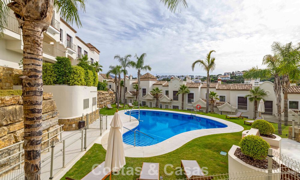 Adosados listos para entrar a vivir con arquitectura mediterránea en primera línea de golf en Estepona 806874