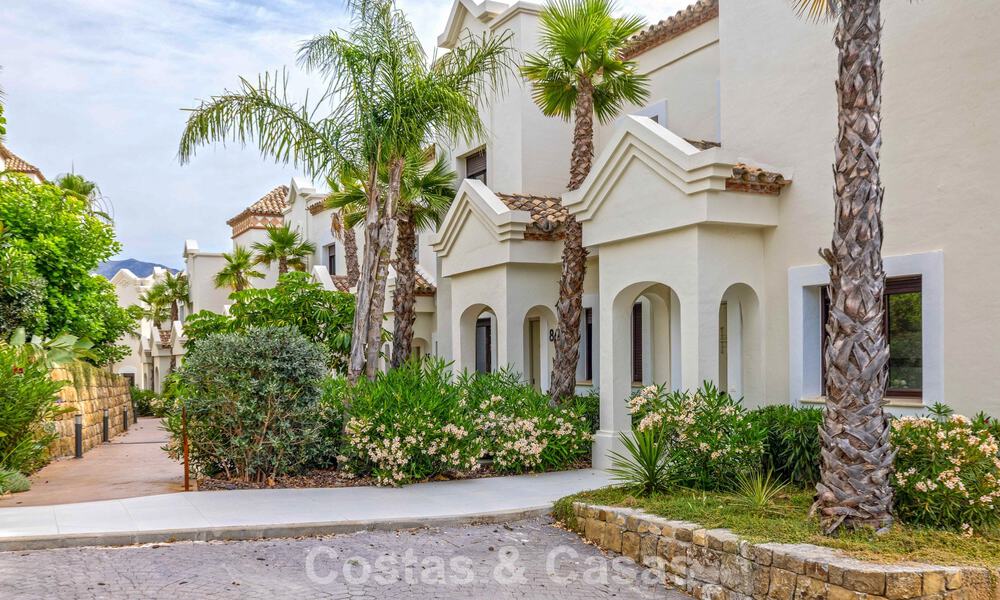Adosados listos para entrar a vivir con arquitectura mediterránea en primera línea de golf en Estepona 806877
