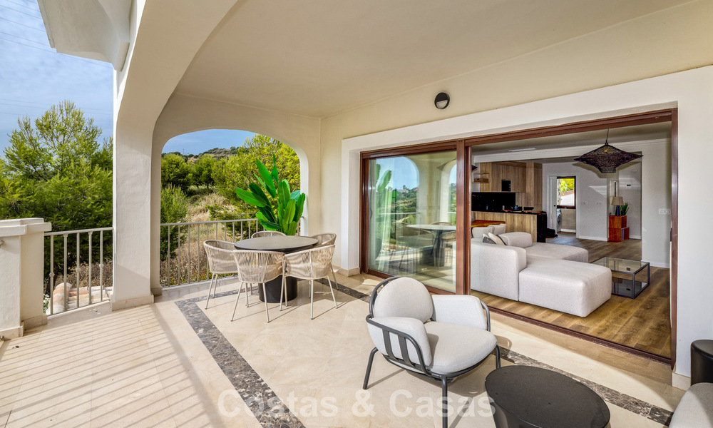 Adosados listos para entrar a vivir con arquitectura mediterránea en primera línea de golf en Estepona 806879