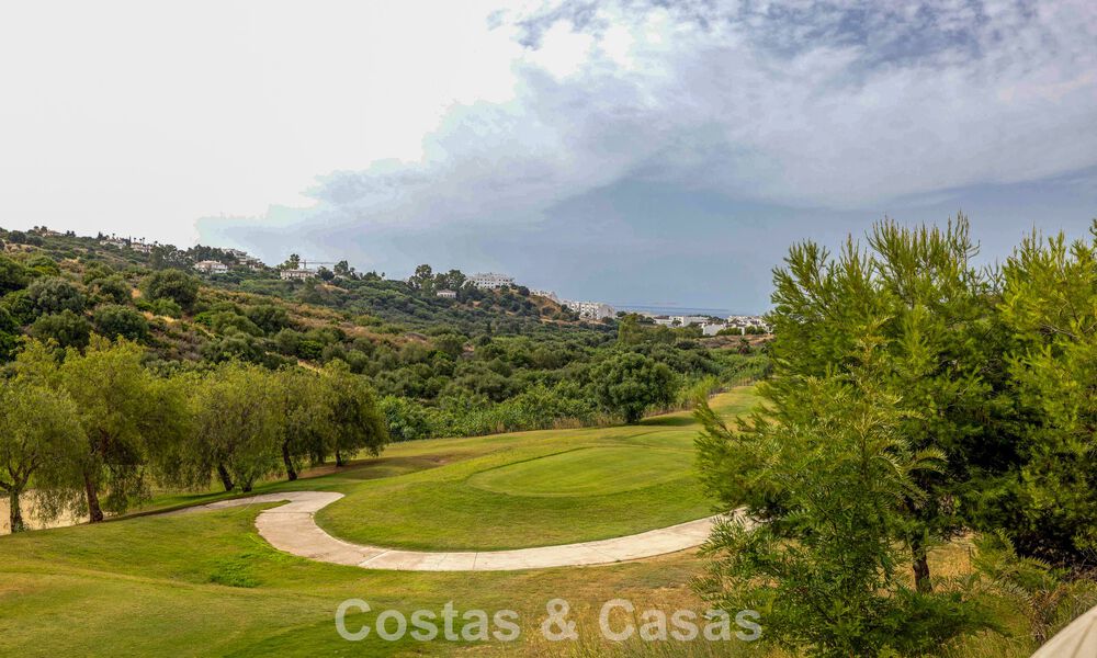Adosados listos para entrar a vivir con arquitectura mediterránea en primera línea de golf en Estepona 806881