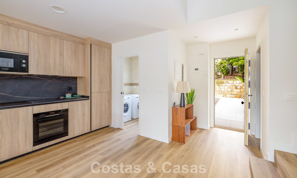 Adosados listos para entrar a vivir con arquitectura mediterránea en primera línea de golf en Estepona 806884