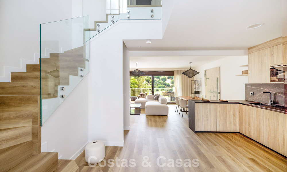 Adosados listos para entrar a vivir con arquitectura mediterránea en primera línea de golf en Estepona 806886