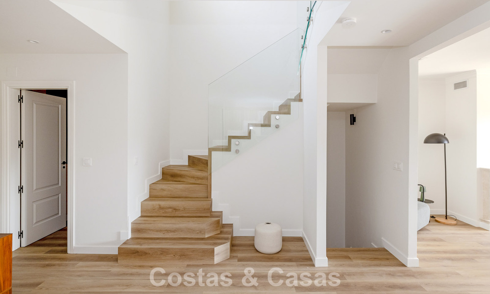 Adosados listos para entrar a vivir con arquitectura mediterránea en primera línea de golf en Estepona 806904
