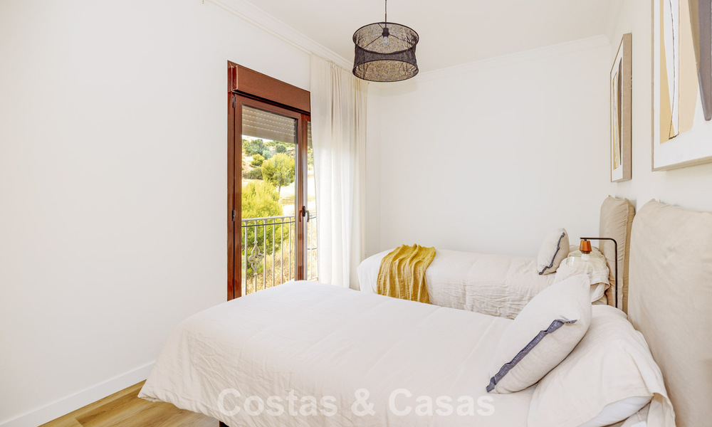 Adosados listos para entrar a vivir con arquitectura mediterránea en primera línea de golf en Estepona 806917