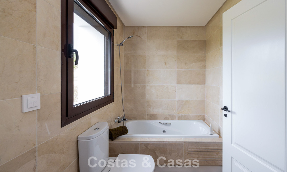 Adosados listos para entrar a vivir con arquitectura mediterránea en primera línea de golf en Estepona 806923