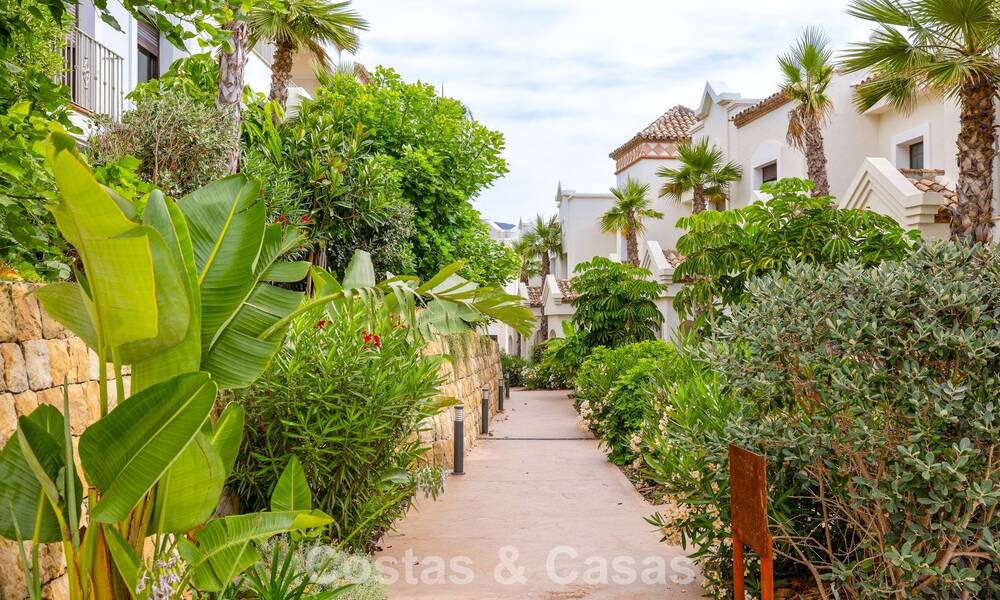 Adosados listos para entrar a vivir con arquitectura mediterránea en primera línea de golf en Estepona 806927