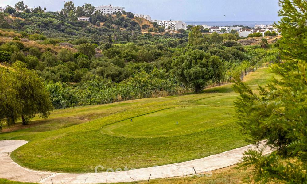 Adosados listos para entrar a vivir con arquitectura mediterránea en primera línea de golf en Estepona 806930