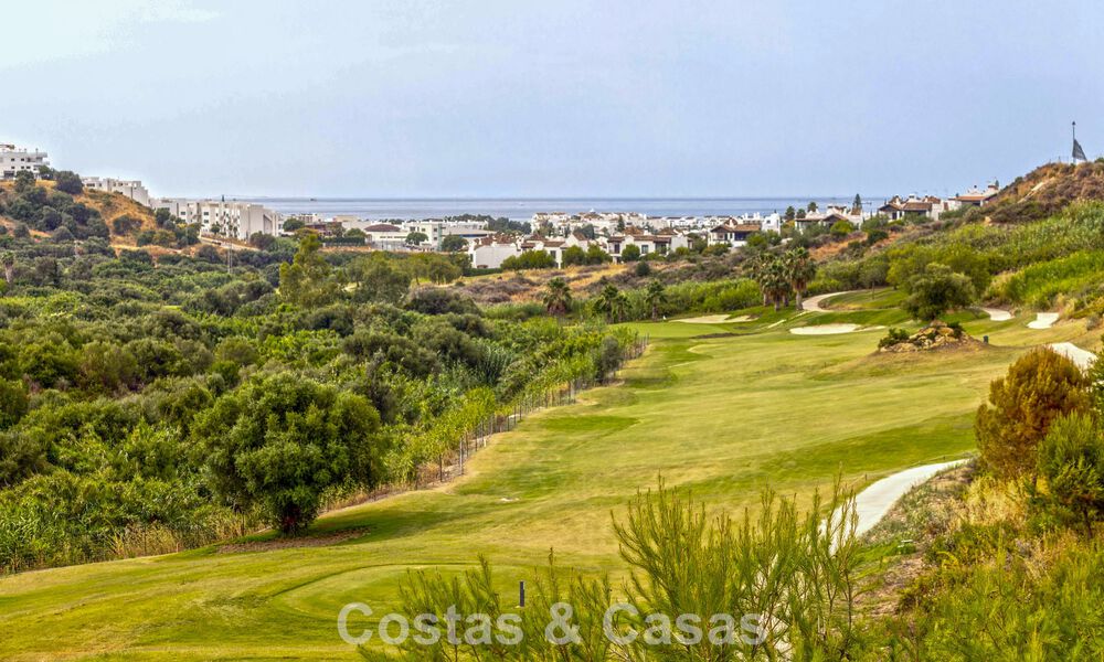 Adosados listos para entrar a vivir con arquitectura mediterránea en primera línea de golf en Estepona 806933