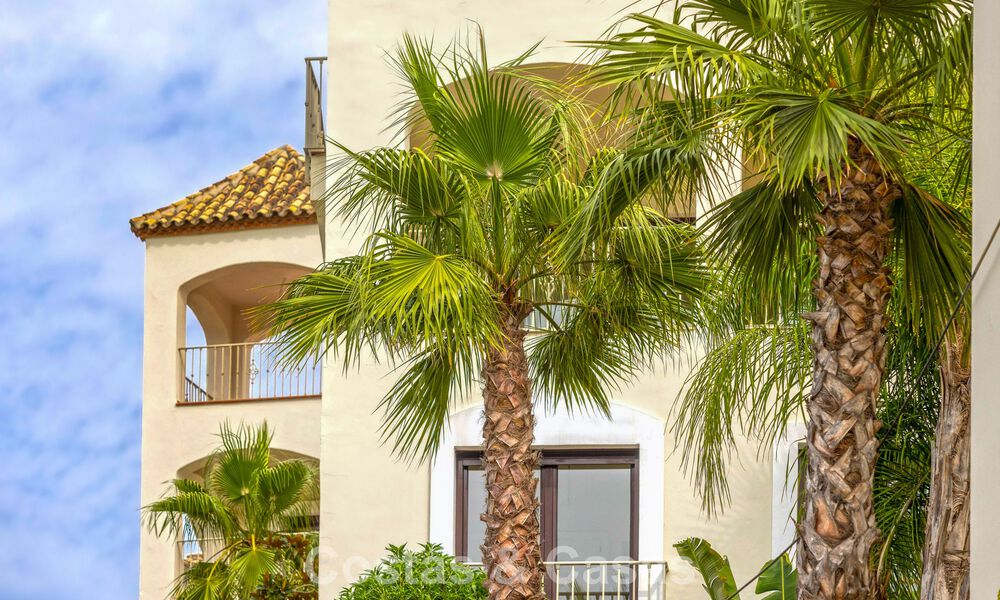 Adosados listos para entrar a vivir con arquitectura mediterránea en primera línea de golf en Estepona 806934