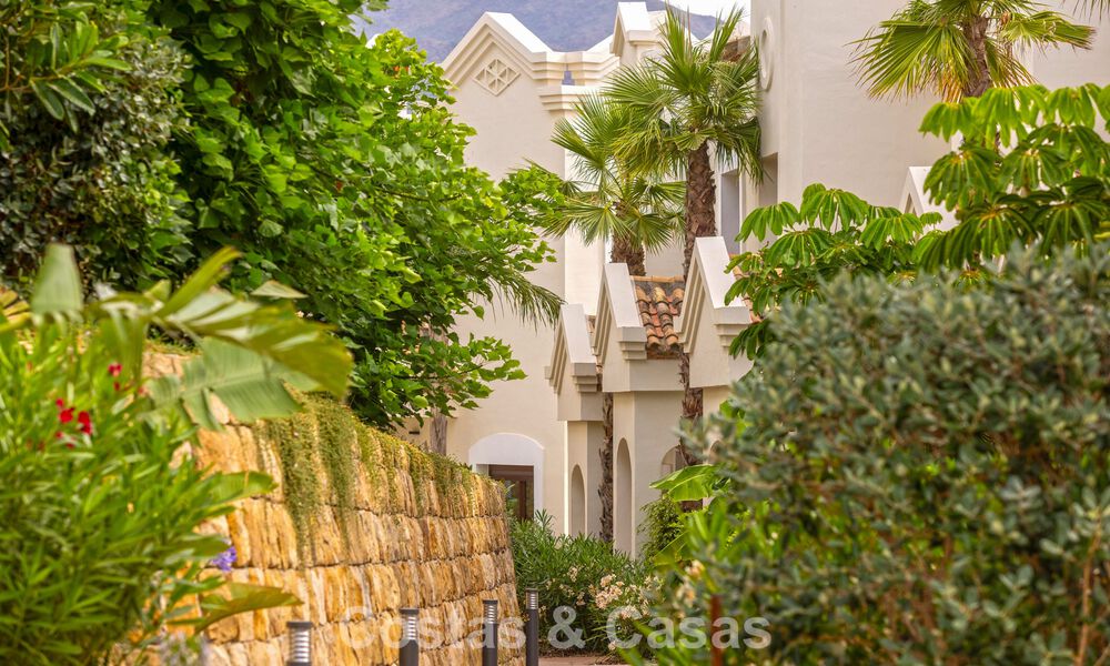 Adosados listos para entrar a vivir con arquitectura mediterránea en primera línea de golf en Estepona 806935
