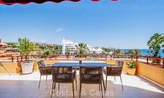 Apartamentos con vistas al mar en venta en Riviera Andaluza, a poca distancia del centro de Estepona 806487 